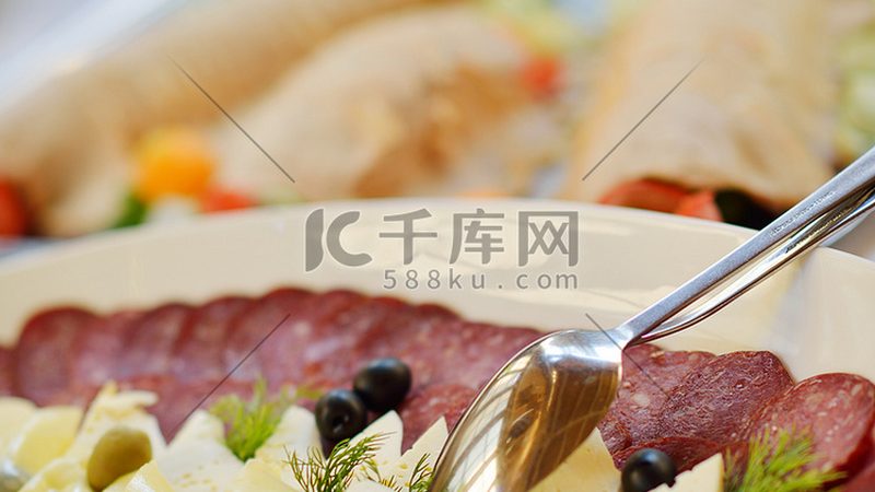在选择预制菜时，消费者应关注以下几个方面：